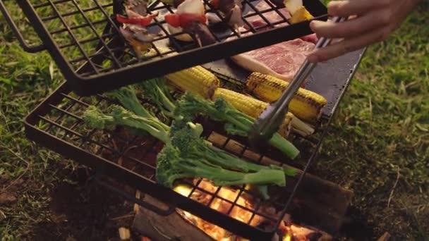 Γυρίζοντας Λαχανικά Και Κρέας Πάνω Από Μια Φωτιά Μπάρμπεκιου Απόγευμα — Αρχείο Βίντεο