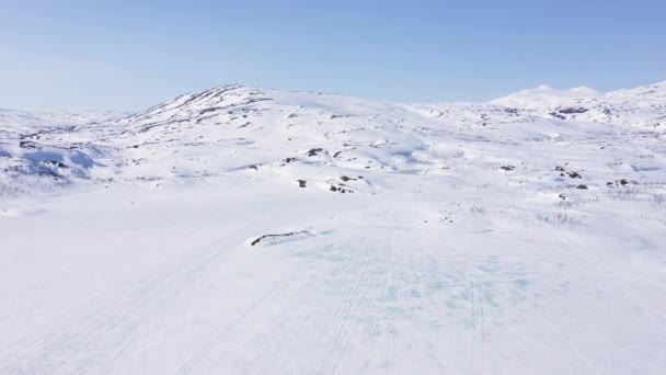 Vista Aérea Lago Congelado Paisagem Montanha Nevada Tempo Ensolarado Céu — Vídeo de Stock