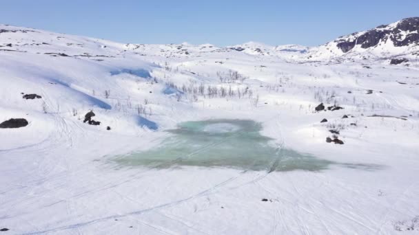 Veduta Aerea Dello Scioglimento Della Neve Nel Paesaggio Montano Cielo — Video Stock