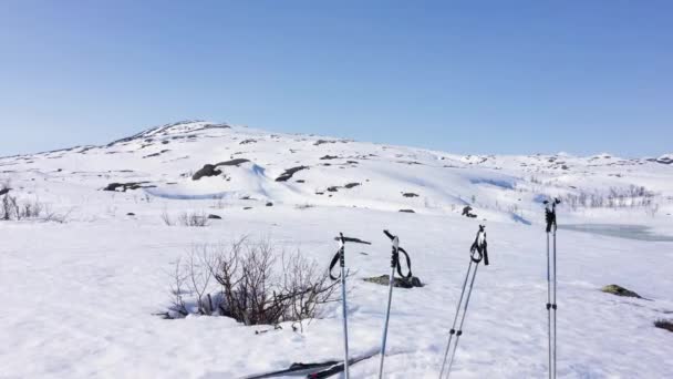 Vista Aérea Montanha Nevada Céu Azul Pólos Esqui Primeiro Plano — Vídeo de Stock