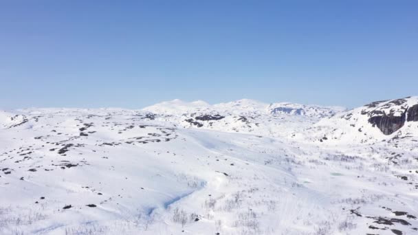 Büyük Karlı Dağ Manzarasının Havadan Görünüşü Güneşli Hava Mavi Gökyüzü — Stok video