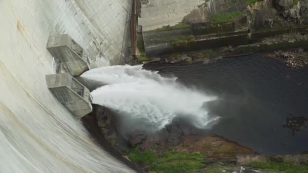 洪水从葡萄牙北部大坝的水闸中倾泻而出 混凝土坝生产水力发电 — 图库视频影像