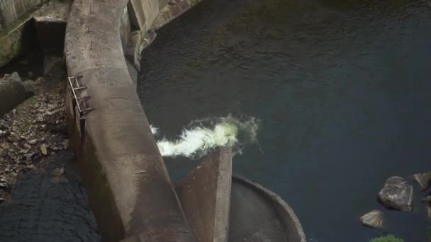 Wasser Ergießt Sich Durch Die Schleusentore Des Staudamms Norden Portugals — Stockvideo