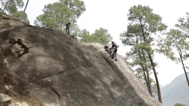 Montañeros Las Montañas Del Himalaya Escalando Montaña Himalaya Superior Uttarakhand — Vídeo de stock