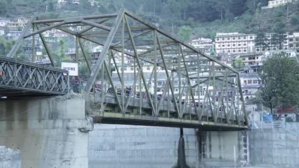 Nim Trainees Camino Pista Pasando Por Puente Sobre Río Ganges — Vídeos de Stock