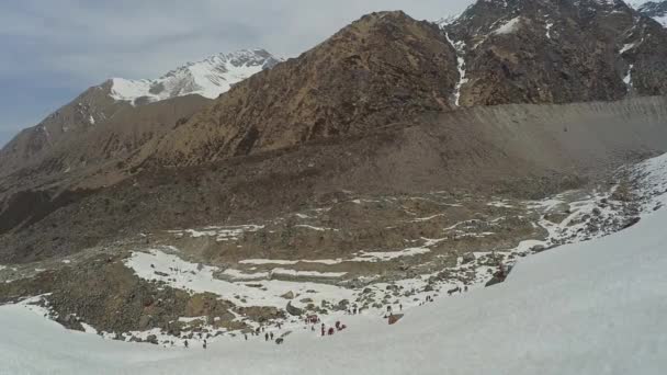 Himalayalar Güzel Manzarası Kar Dağları Uttarakhand Hindistan Zirvelerdeki Kar Manzarayı — Stok video