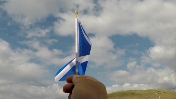 Eine Schottische Flagge Der Hand Die Himmel Weht — Stockvideo