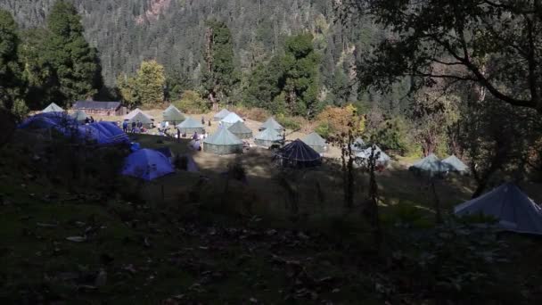 テントヒマラヤのテントに挟まれたテントトレッキング客が山頂の準備やリラクゼーションのために一晩滞在するために 事前キャンプの下に置かれたテント インドのウッタラーカンド州ヒマラヤの北部で — ストック動画