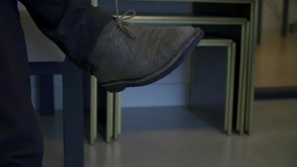 Tiro Ângulo Baixo Alguns Sapatos Trabalho Casualmente Usados — Vídeo de Stock