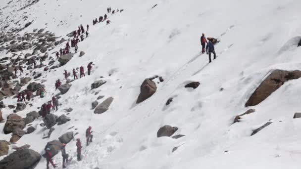 Veduta Aerea Alpinisti Himalaya Superiore Montagna Himalayana Scalare Montagna Innevata — Video Stock
