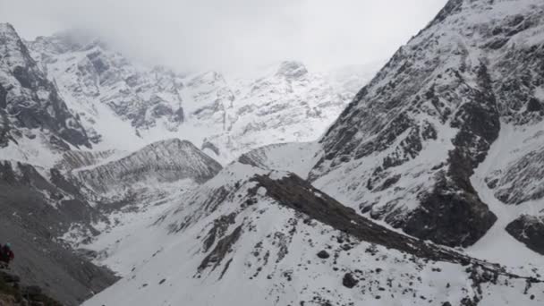 インドのウッタラーカンド州 ヒマラヤ山頂の山頂からの美しい雪景色ヒマラヤ山頂へ向かう途中のヒマラヤ山脈 — ストック動画
