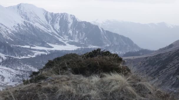 从喜马拉雅山上游的山顶俯瞰喜马拉雅山的美丽景色 喜马拉雅山上游的岩石山 — 图库视频影像