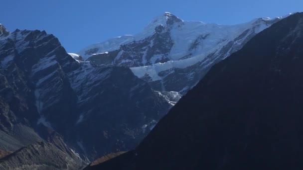 Zoom Uit Zicht Himalaya Pieken Besneeuwde Himalaya Bergen Tent Opgezet — Stockvideo