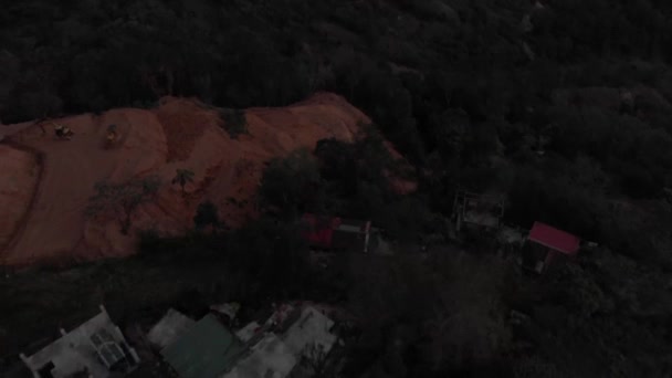 透露了从Aerial 4K无人驾驶飞机向菲律宾Baguio市公路弯道射击的消息 海拔高 — 图库视频影像