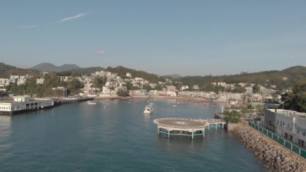 Vista Aerea Eliporto Appena Fuori Villaggio Costiero Situato Una Bellissima — Video Stock