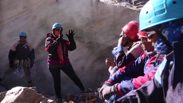 喜马拉雅登山者与他们的导师在印度乌塔拉汉德的喜马拉雅山上游的一所著名的登山训练学院一起讨论与登山运动有关的重要问题 — 图库视频影像