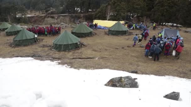 우타라칸드 히말라야 상층부에서 하룻밤을 히말라야 산악인들의 식민지 — 비디오
