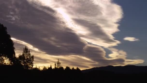 Capa Nubes Forma Sobre Cielo Durante Lapso Tiempo Puesta Del — Vídeos de Stock