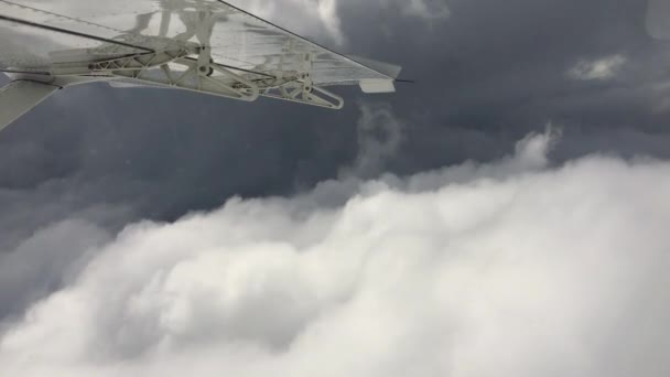 Vista Desde Pequeño Avión Volando Día Muy Nublado — Vídeo de stock