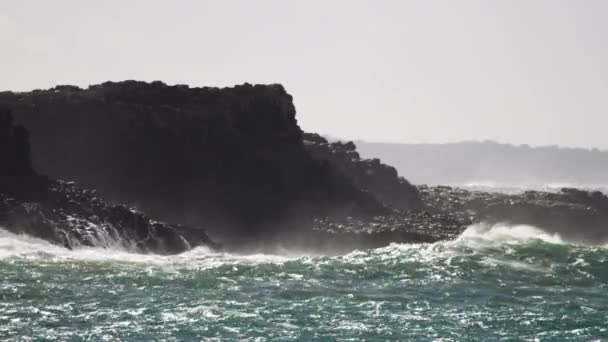 Onde Tempestose Infrangono Intorno Alle Rocce Mentre Sole Splende Sulla — Video Stock