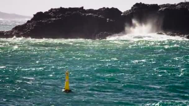 Žlutá Bóje Plovoucí Rozzlobeném Oceánu Poblíž Skal — Stock video