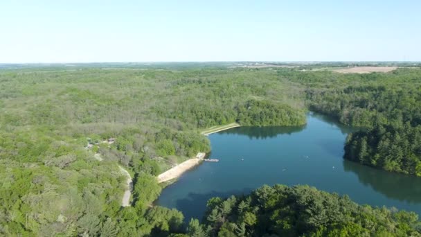 Luftaufnahme Eines Kleinen Bergstrandes Einem Schönen Grünen Natursee Einem Heißen — Stockvideo