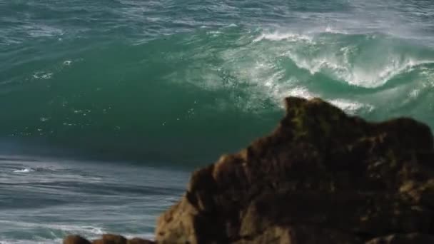 Stormachtige Golf Explodeert Een Rots Plank Boze Oceaan — Stockvideo