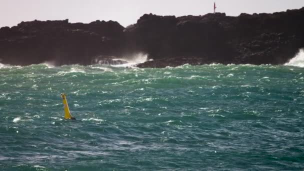 Fale Rozbijają Się Skałach Podczas Gdy Ocean Wiruje Poniżej Zwolniony — Wideo stockowe