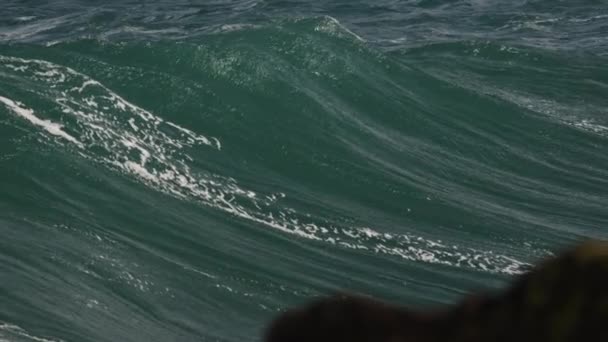Welle Explodiert Zeitlupe Auf Flachen Riffbruch — Stockvideo