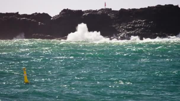 Oceano Tempestoso Rallentatore Vicino Alle Rocce — Video Stock