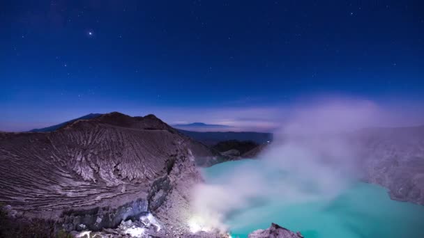 Creador Ijen Soplando Bajo Cielo Iluminado Por Luna Lleno Estrellas — Vídeo de stock