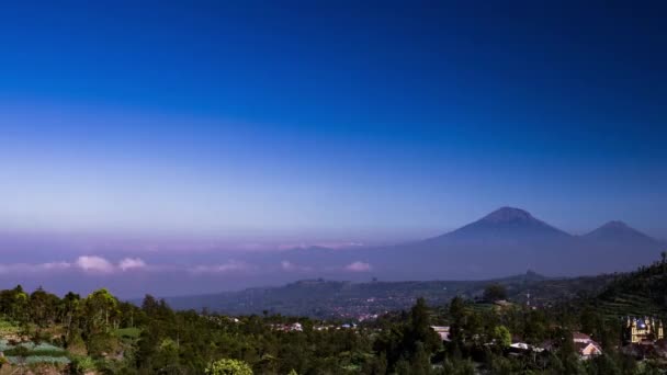 Paisaje Volcánico Con Cielo Azul Nubes Onduladas Mucho Espacio Copia — Vídeos de Stock