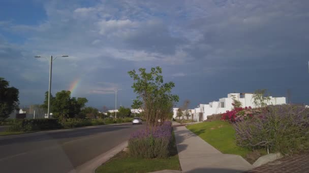 Nach Einem Stürmischen Tag Wird Ein Wunderschöner Regenbogen Geboren Quertaro — Stockvideo