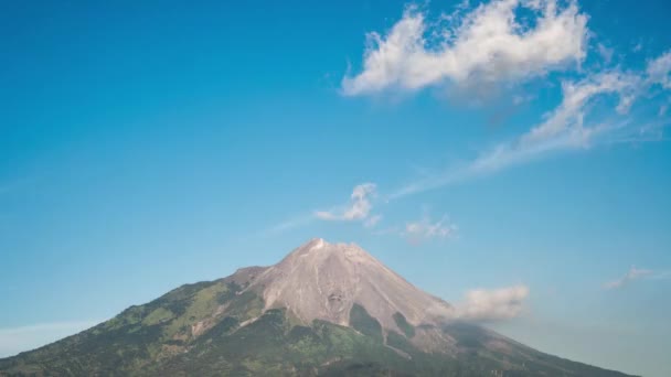 インドネシアのメラピ山の上に形成される雲火山 — ストック動画