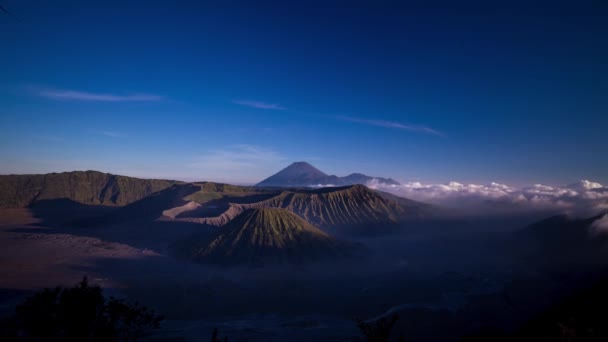 Puesta Sol Sobre Monte Iconin Bromo Indonesia Con Nubes Onduladas — Vídeos de Stock