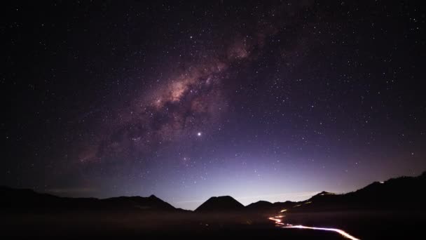 Млечный Путь Падающий Темной Ночью Над Вулканическим Ландшафтом Горы Бромо — стоковое видео