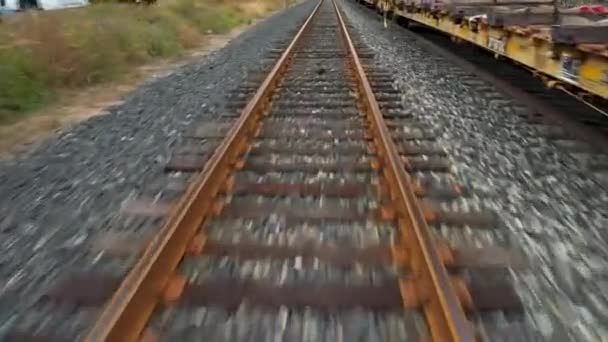 Piaszczyste Tory Kolejowe Jadące Średnią Prędkością — Wideo stockowe