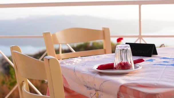 Una Mesa Restaurante Griego Con Vistas Mar Isla Santorini Grecia — Vídeos de Stock