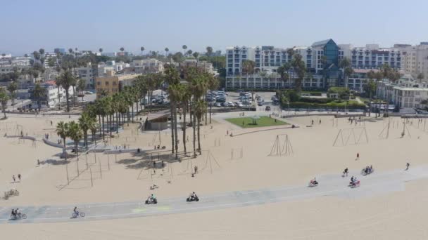 Patelnia Lotnicza Nad Plażą Santa Monica Idzie Słoneczny Letni Poranek — Wideo stockowe