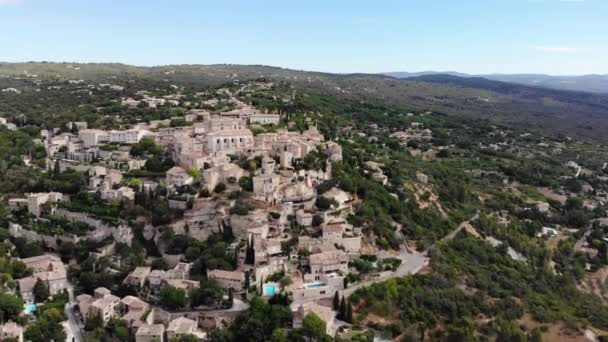 Drone Approche Village Gordes Depuis Vallée Par Une Journée Ensoleillée — Video