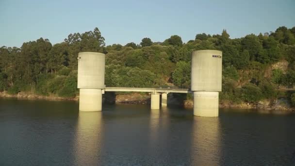 Portekiz Kuzeyindeki Baraj Kapaklarından Akıyor Beton Baraj Hidroelektrik Enerji Üretiyor — Stok video