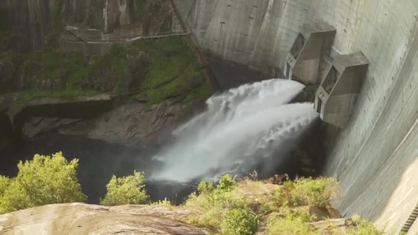 Вода Тече Через Шлюзові Ворота Греблі Півночі Португалії Бетонна Дамба — стокове відео