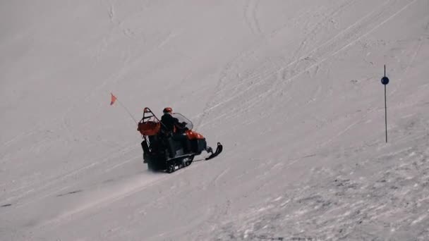 Person Bergauf Auf Einem Schneescooter — Stockvideo