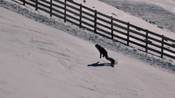 Snowboarding Śniegu Sobie Ciemne Ubrania — Wideo stockowe