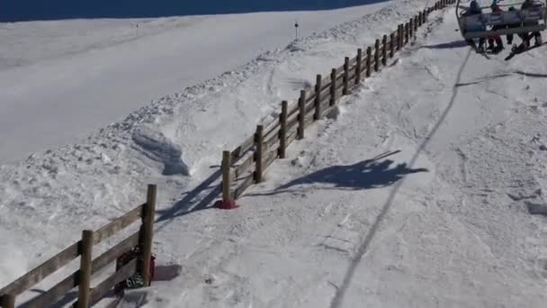 Ludzie Wyciągu Krzesełkowym Śnieżna Góra — Wideo stockowe