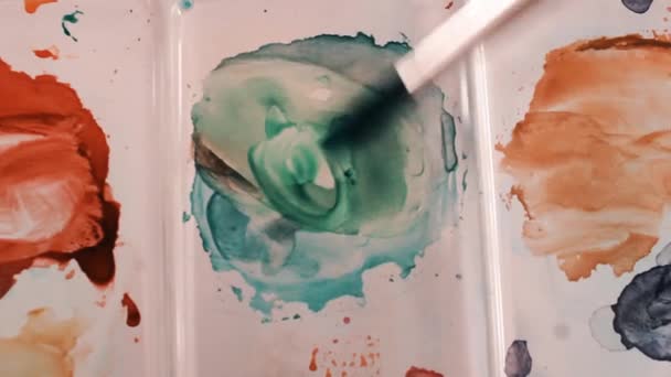 Mischen Grüner Aquarellfarbe Auf Einer Palette Blick Von Oben — Stockvideo