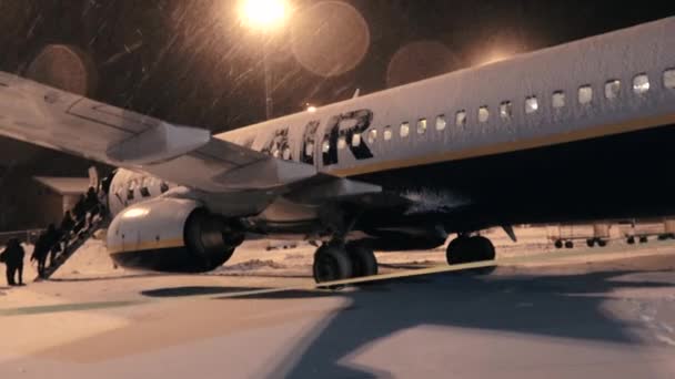 Passenger Waiting Board Plane Snow Night Time — Stock Video