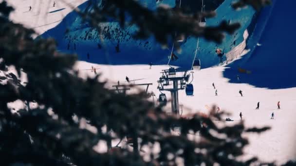 Pemandangan Kursi Dan Orang Orang Bermain Ski Kejauhan Beberapa Daun — Stok Video