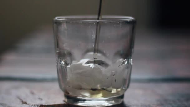 ウィスキーをグラスに注ぐ — ストック動画