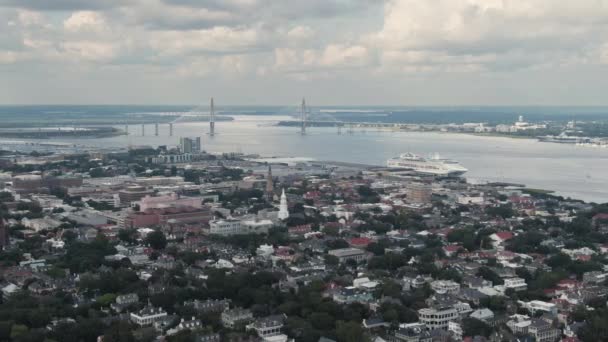 Flyg Pan Över Centrum Charleston South Carolina Usa Med Ravenel — Stockvideo